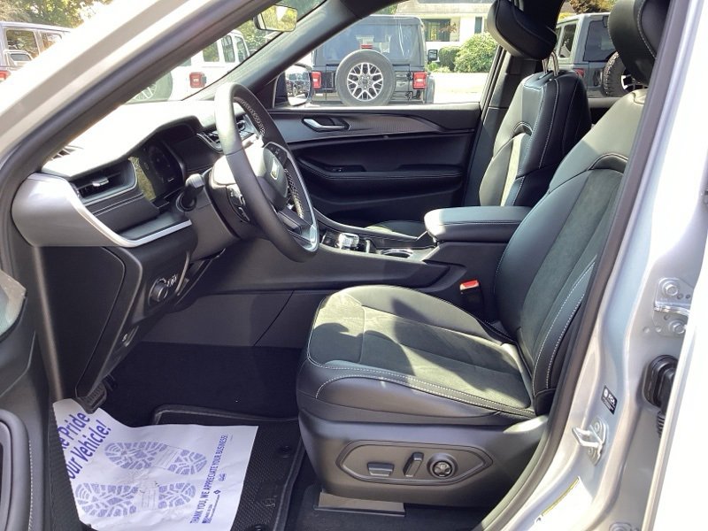 New 2025 Jeep Grand Cherokee Altitude image 27