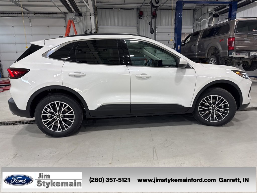 New 2025 Ford Escape SE w/ Class II Trailer Tow Package image 11