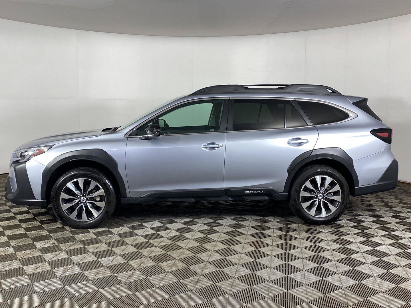 Certified 2025 Subaru Outback Limited w/ Tech Package 3 AWD/4WD image 7