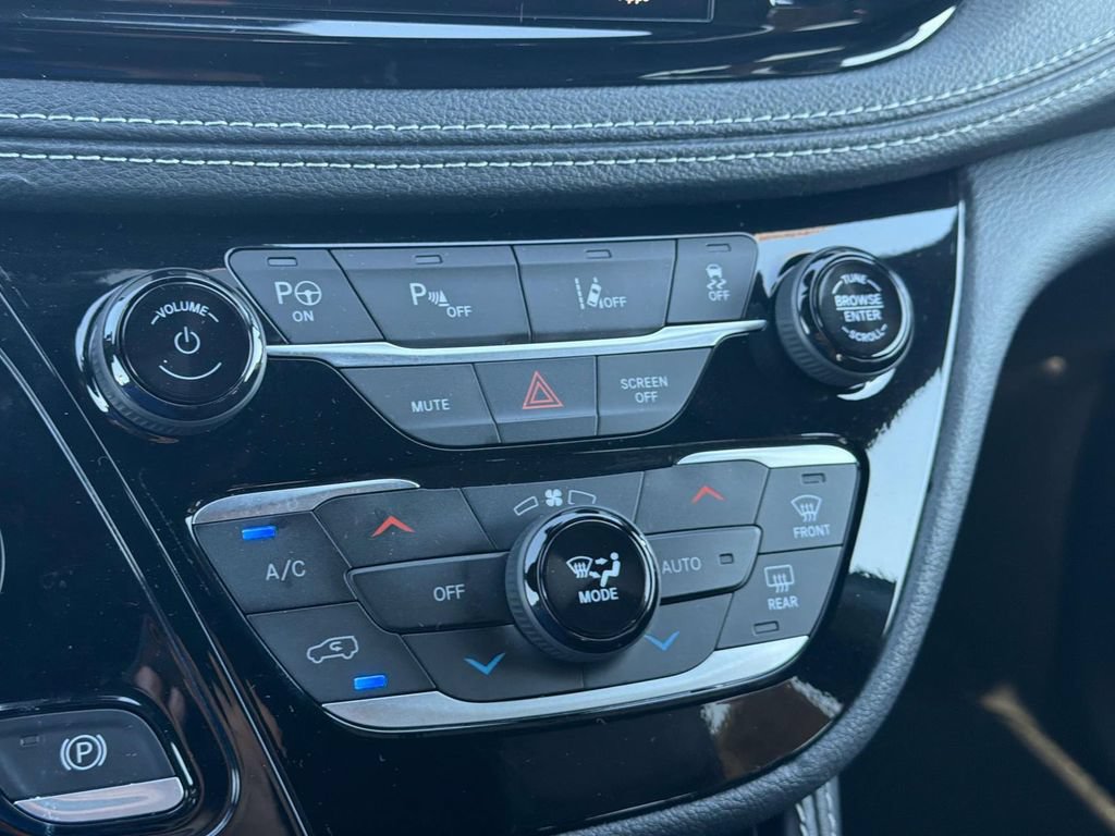 Used 2025 Chrysler Pacifica Premium FWD image 17