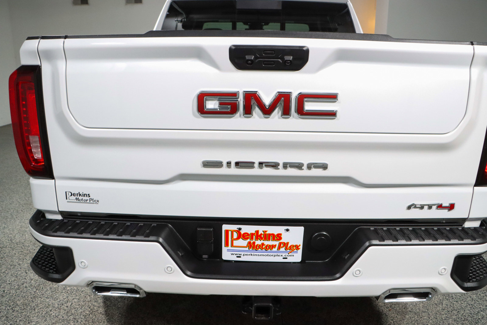 Used 2025 GMC Sierra 1500 AT4 w/ AT4 Preferred Package AWD/4WD image 8