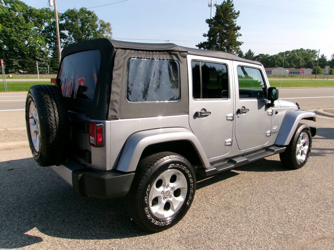 Used 2015 Jeep Wrangler Unlimited Sahara w/ Connectivity Group AWD/4WD image 5