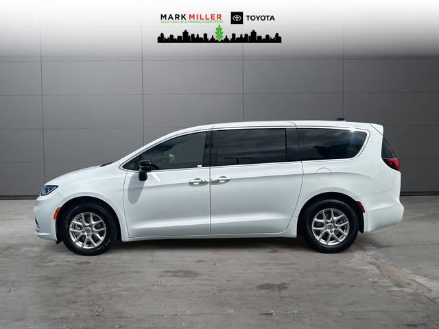 Used 2025 Chrysler Pacifica Select FWD image 2