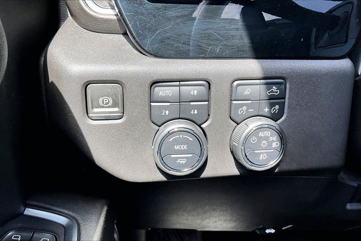 Used 2024 Chevrolet Silverado 1500 LT Trail Boss w/ LT Trail Boss Premium Package AWD/4WD image 37