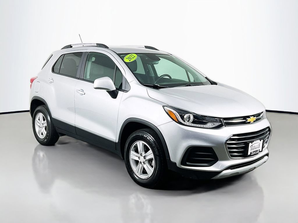Used 2022 Chevrolet Trax LT w/ Driver Confidence Package AWD/4WD image 3