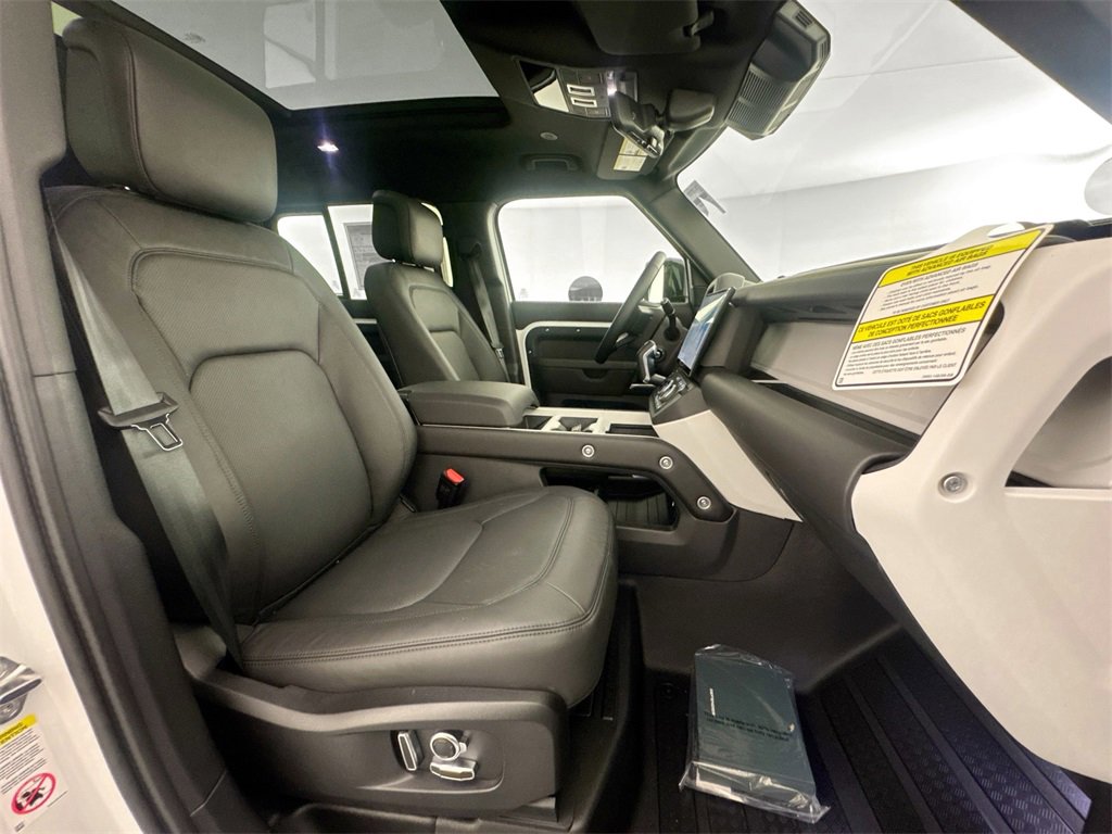 New 2026 Land Rover Defender 130 X-Dynamic SE image 28