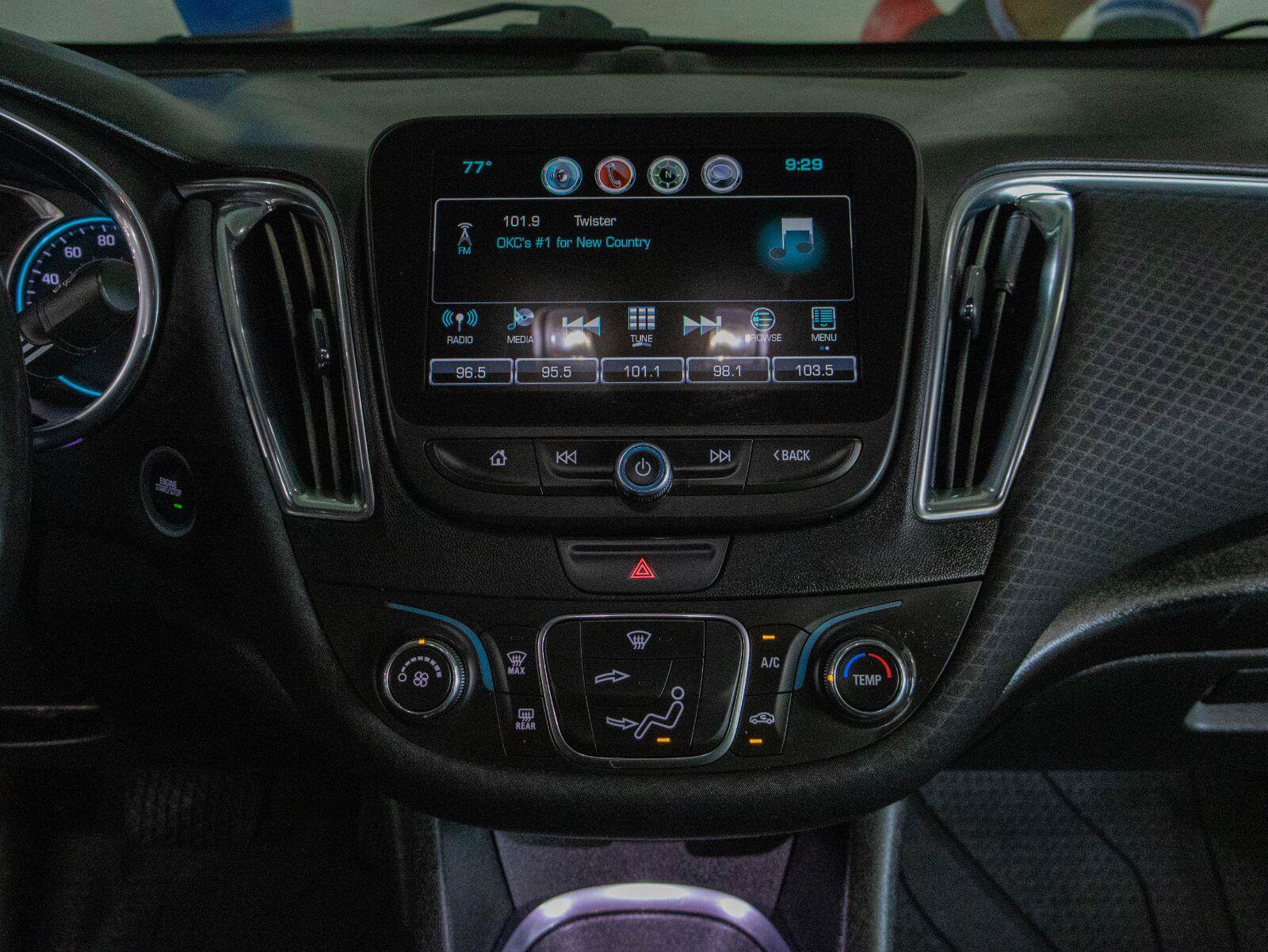 Used 2018 Chevrolet Malibu LT w/ Driver Confidence Package FWD image 4