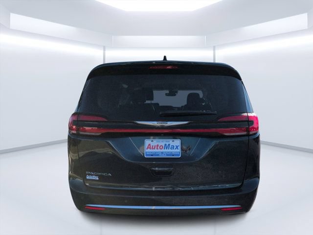 Used 2023 Chrysler Pacifica Touring-L FWD image 4