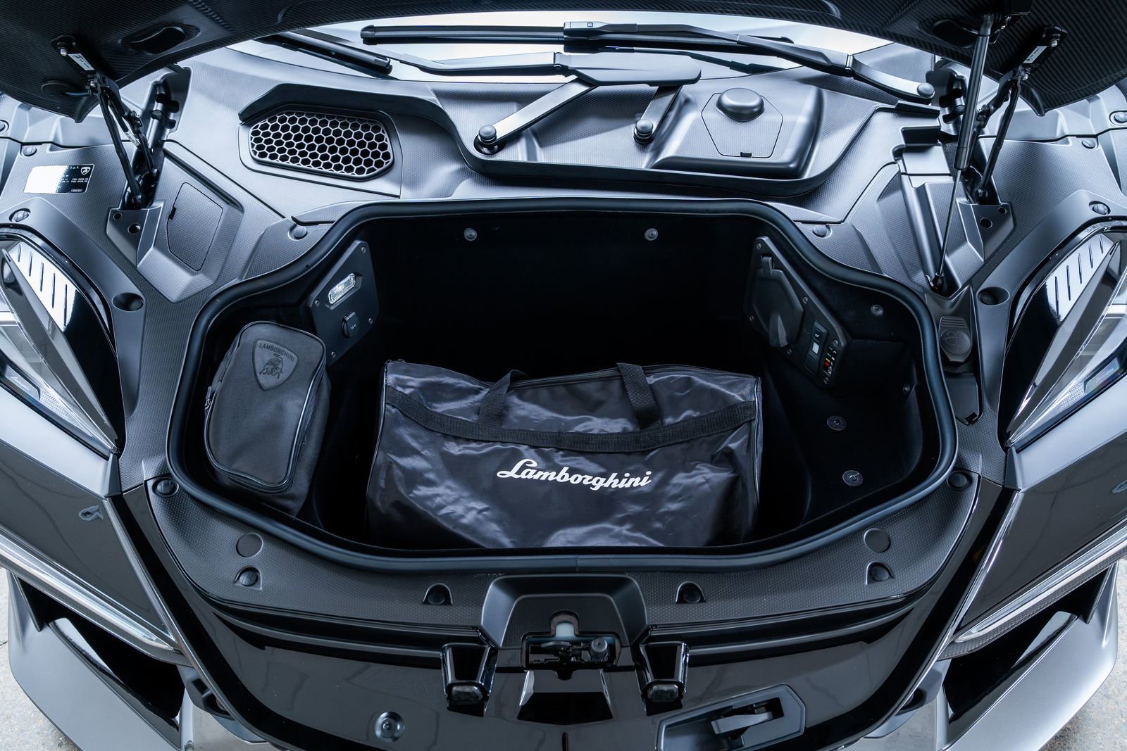 Used 2025 Lamborghini Revuelto AWD/4WD image 25