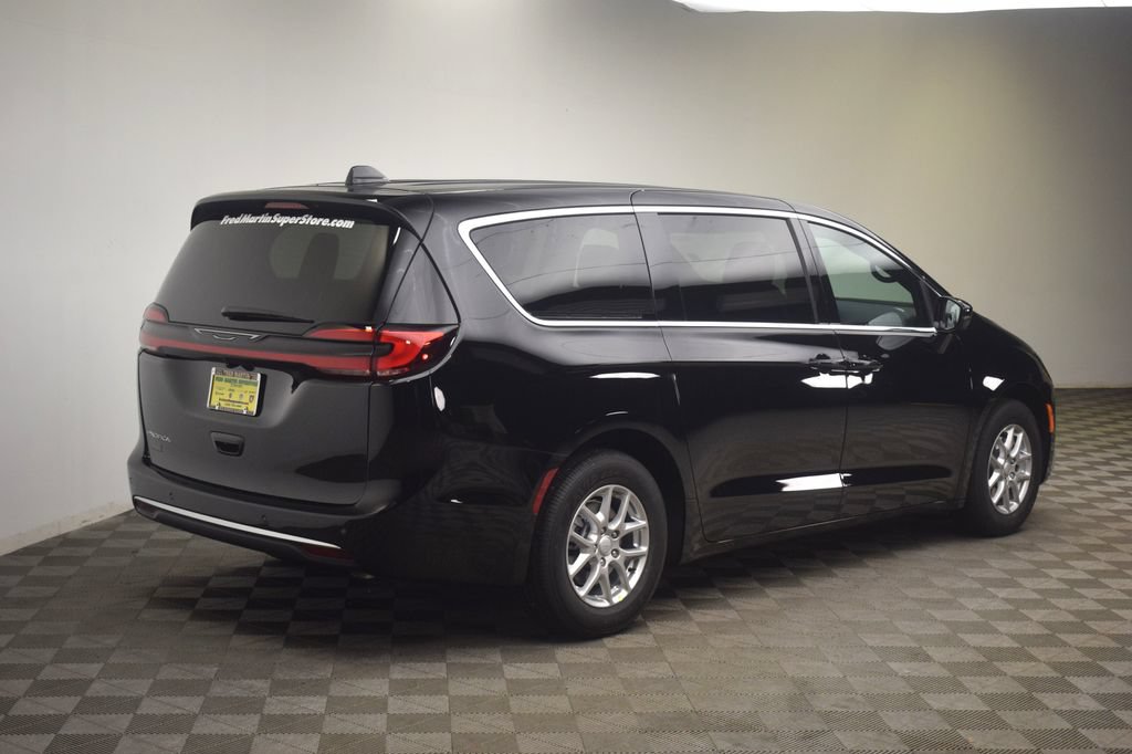 New 2027 Chrysler Pacifica Select w/ Family Tech Group FWD image 5