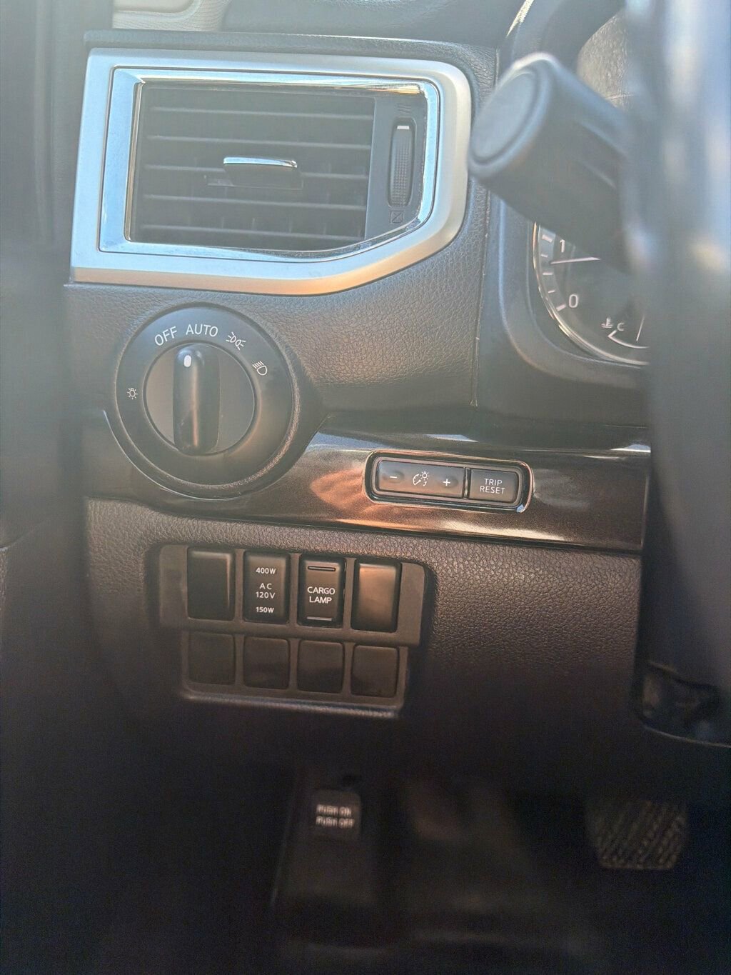 Used 2019 Nissan Titan SV w/ SV Convenience Package image 18