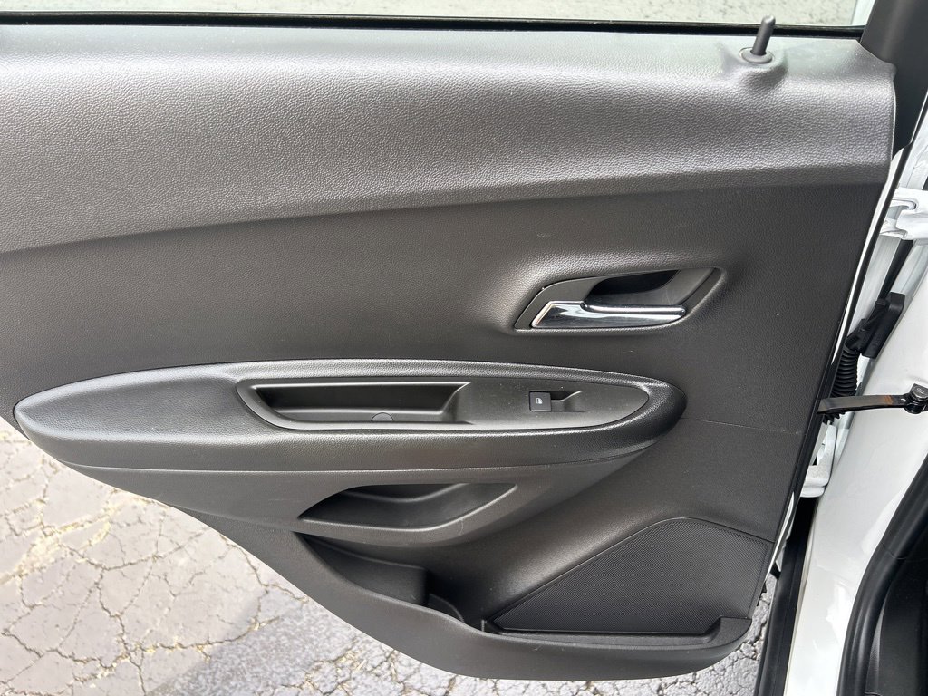 Used 2022 Chevrolet Trax LT w/ LT Convenience Package image 34