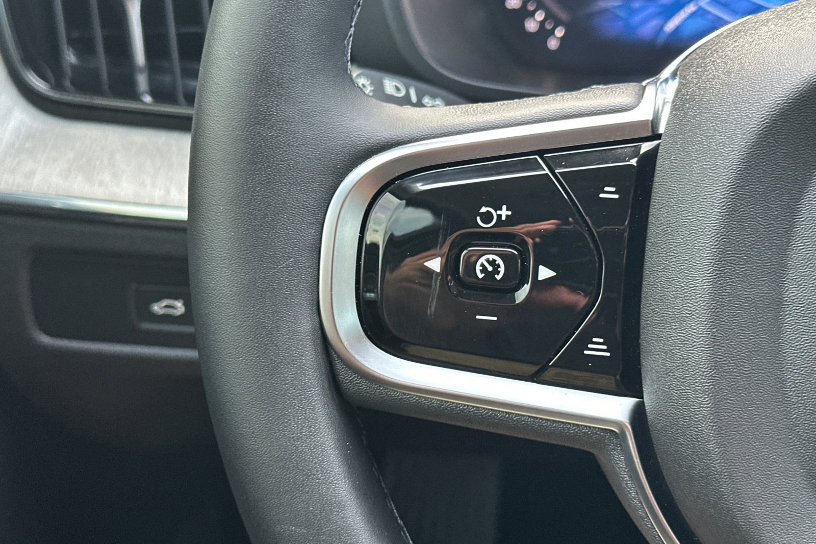Certified 2025 Volvo XC60 T8 Plus w/ Protection Package Premier AWD/4WD image 29