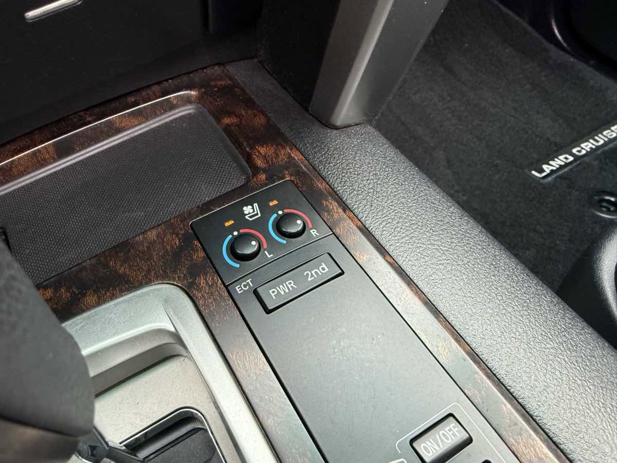 Used 2015 Toyota Land Cruiser image 21