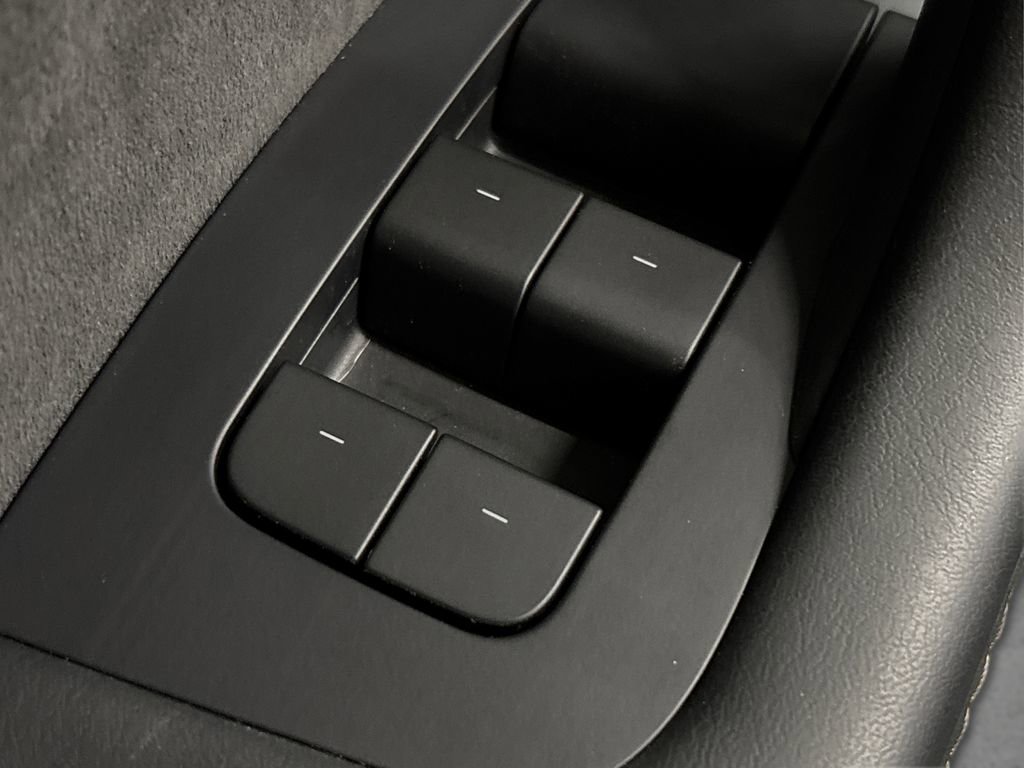 Used 2022 Tesla Model Y Long Range AWD/4WD image 32