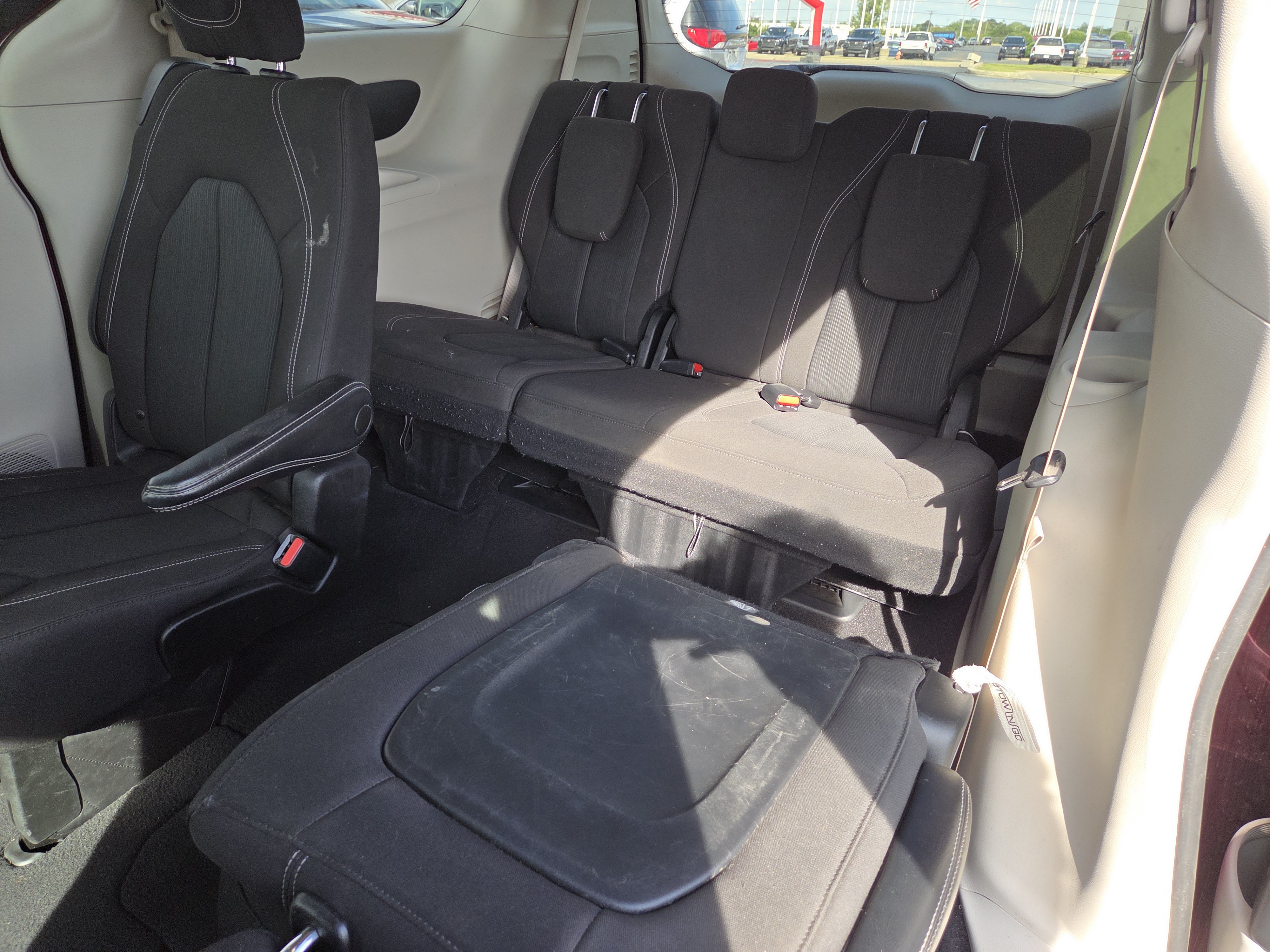 Used 2022 Chrysler Voyager LX FWD image 10