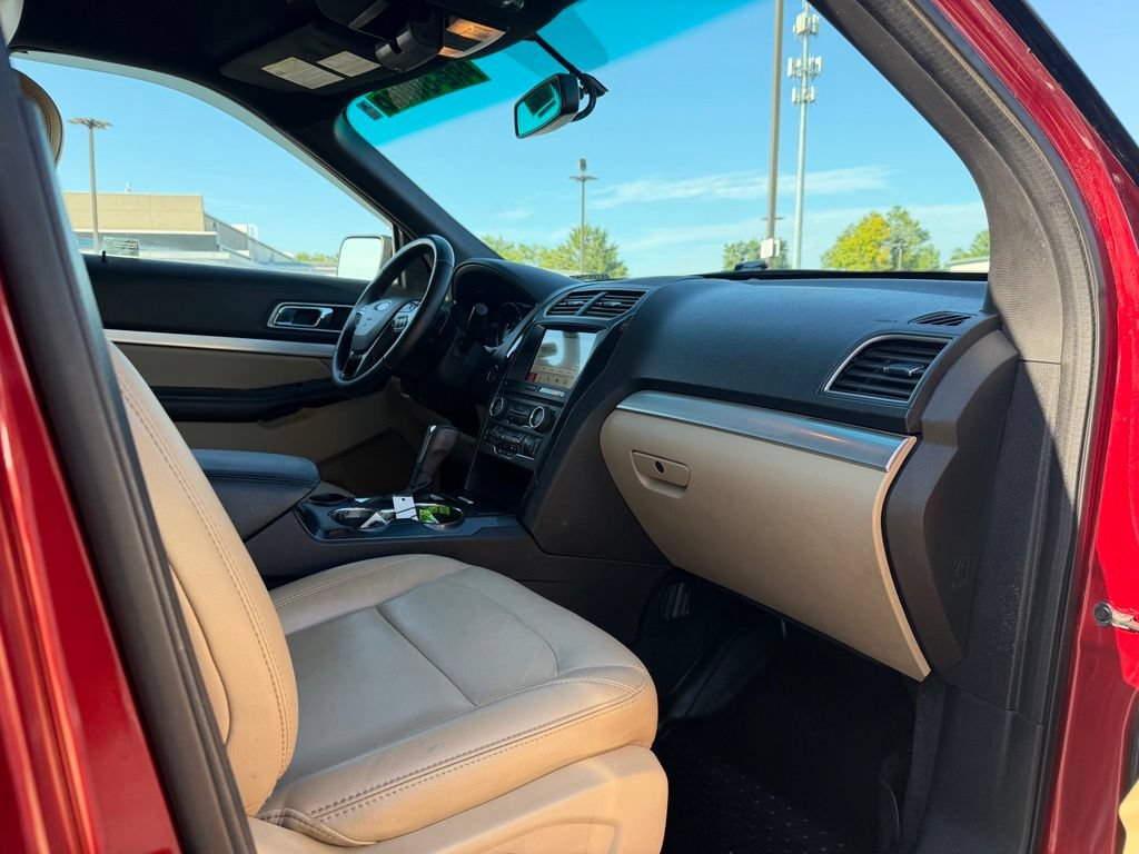 Used 2017 Ford Explorer XLT w/ Equipment Group 202A FWD image 31
