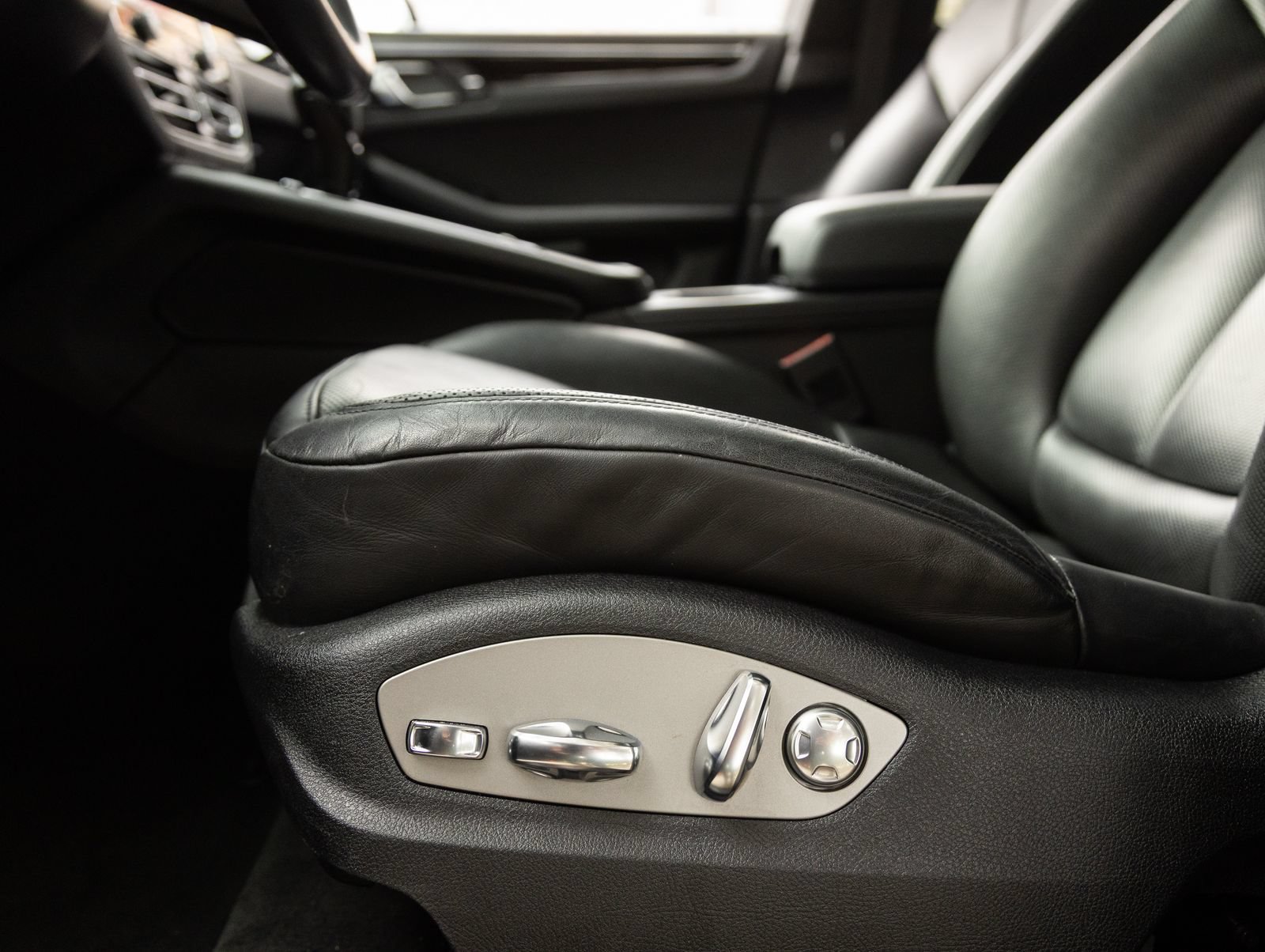 Certified 2023 Porsche Macan AWD/4WD image 21