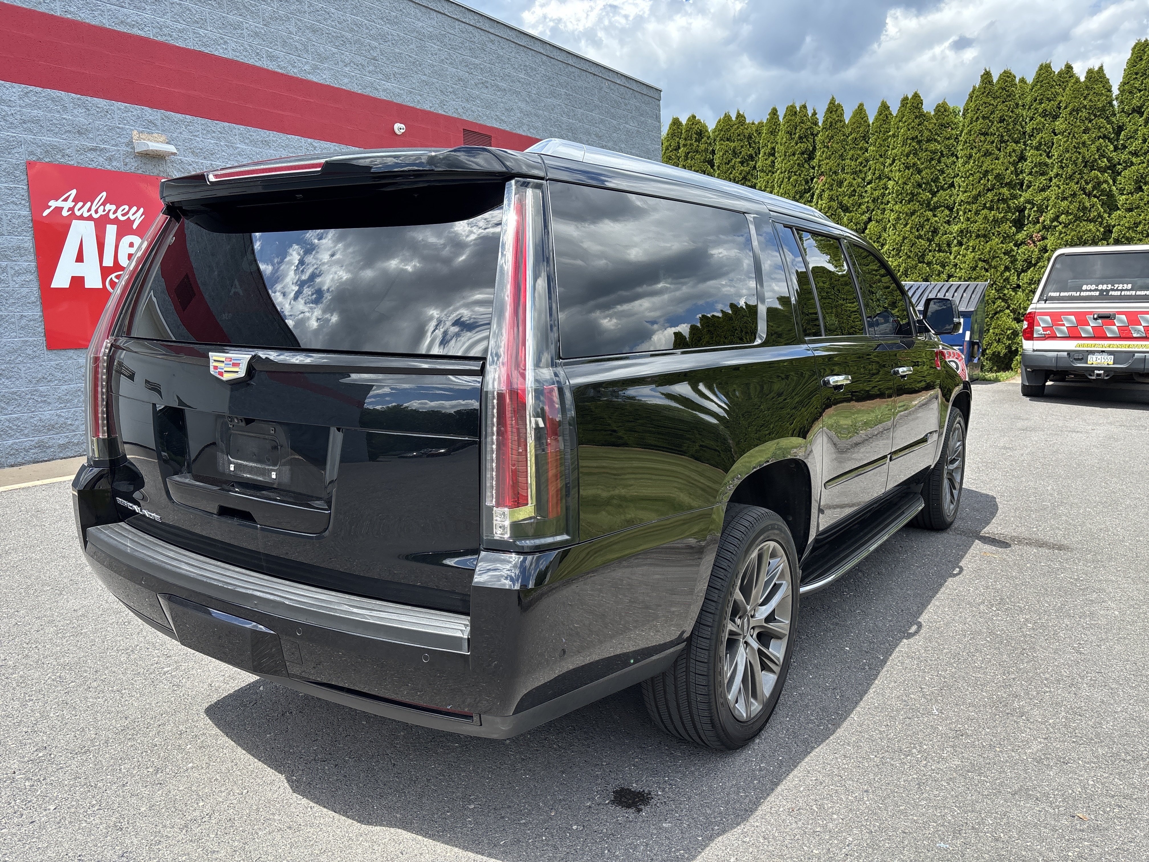 Used 2019 Cadillac Escalade ESV Luxury w/ Escalade Sport Edition AWD/4WD image 3