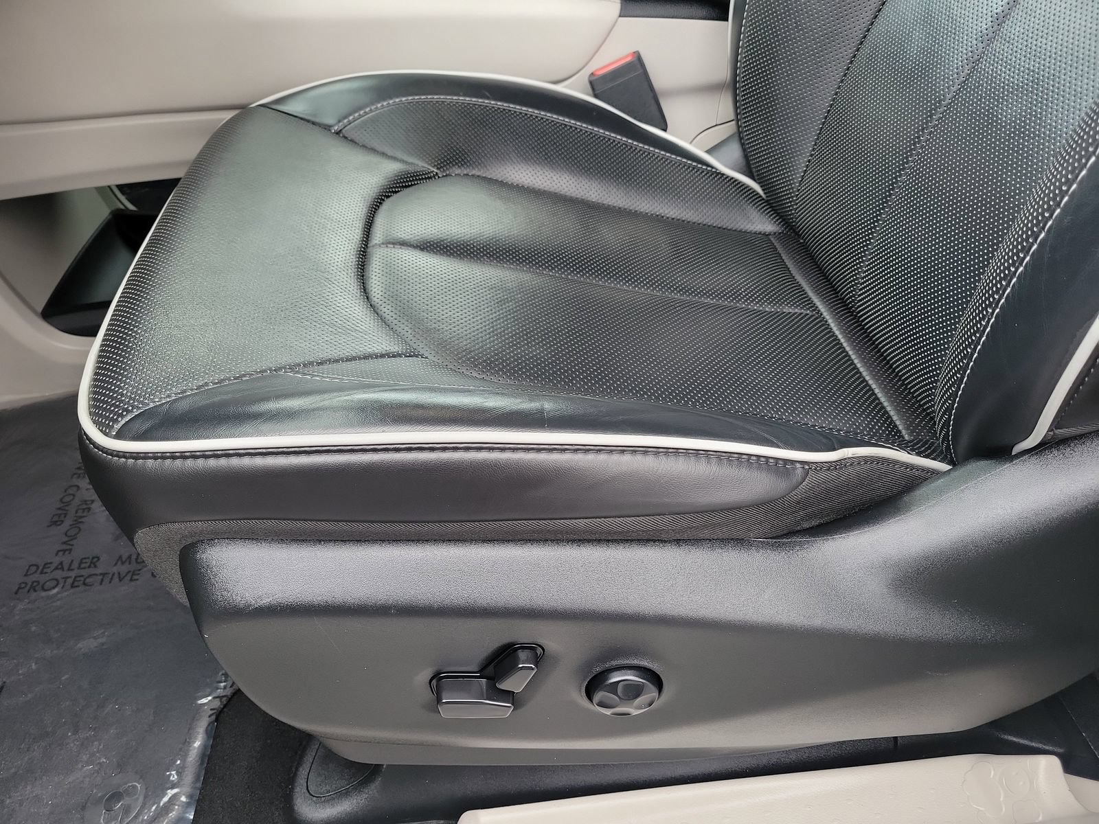 Used 2024 Chrysler Pacifica Limited FWD image 21