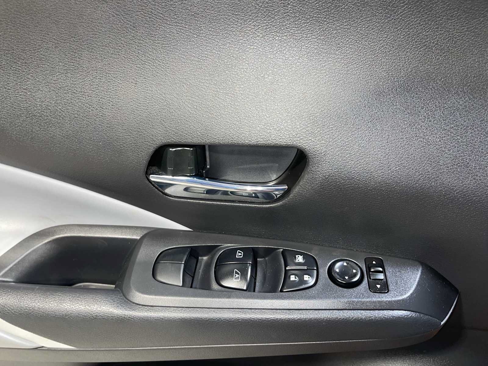 Used 2024 Nissan Kicks SR w/ SR Premium Package FWD image 23