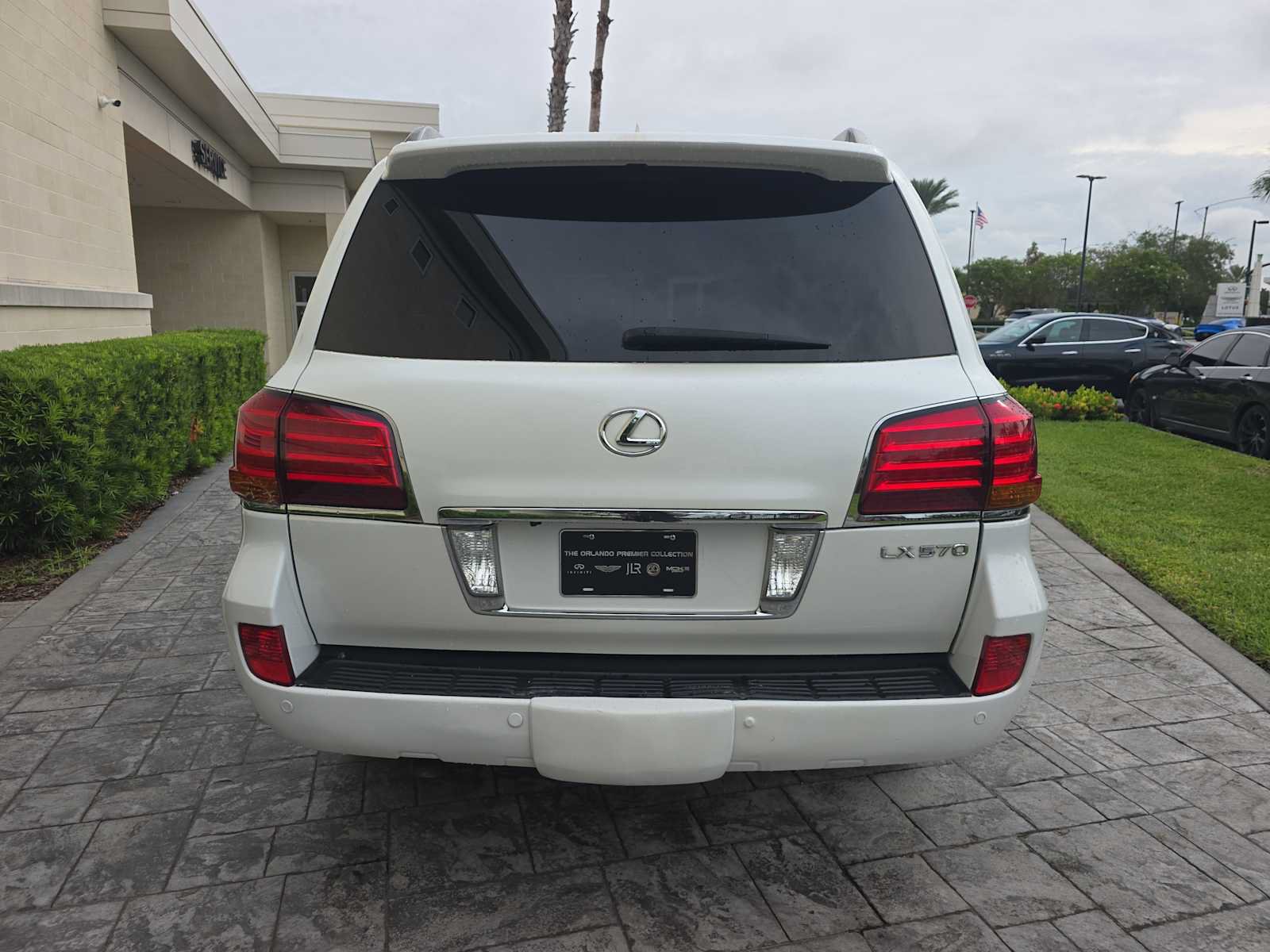 Used 2011 Lexus LX 570 4WD w/ Luxury Pkg image 5