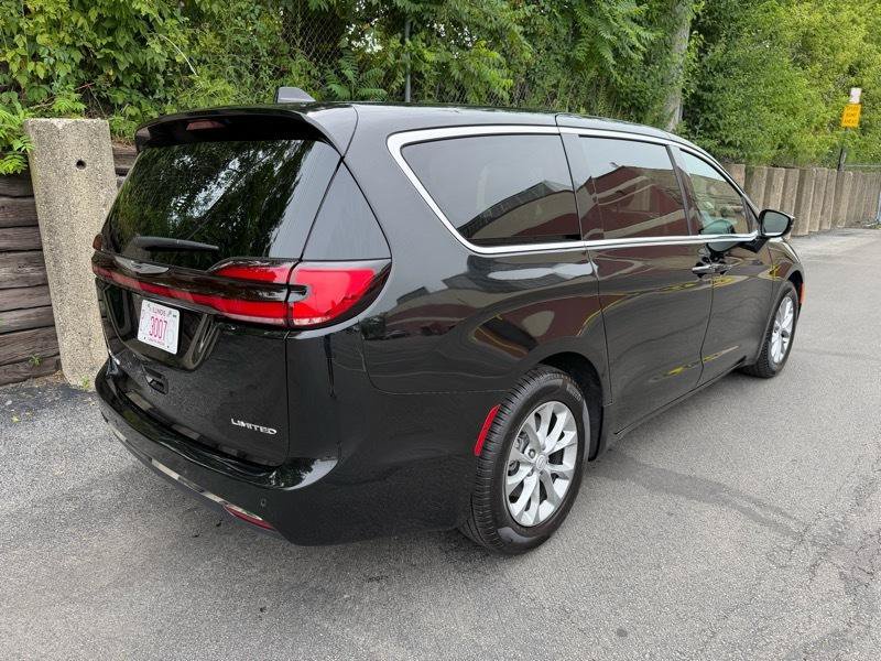 Used 2026 Chrysler Pacifica Limited FWD image 9