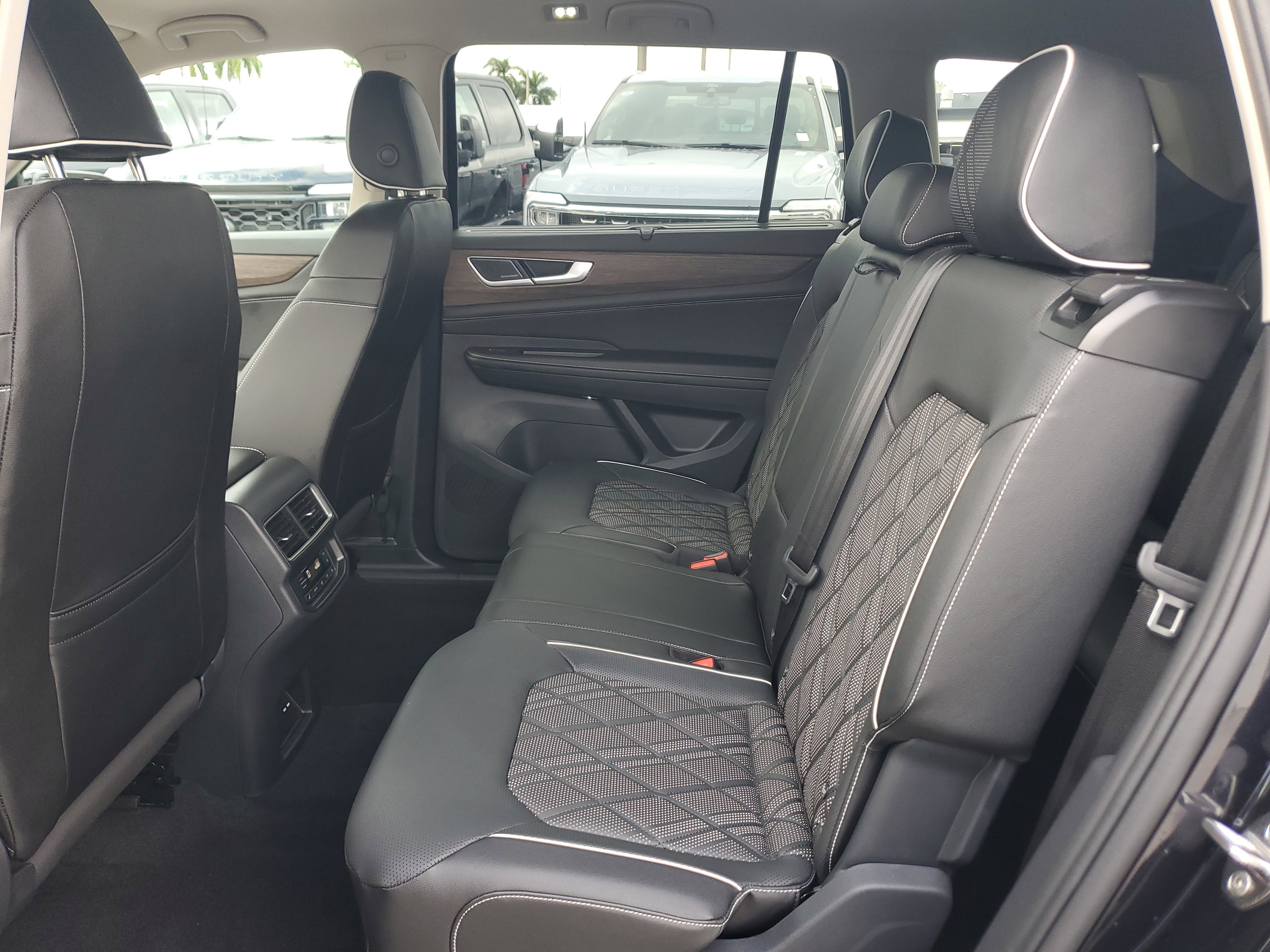 Used 2025 Volkswagen Atlas SEL Premium R-Line image 13