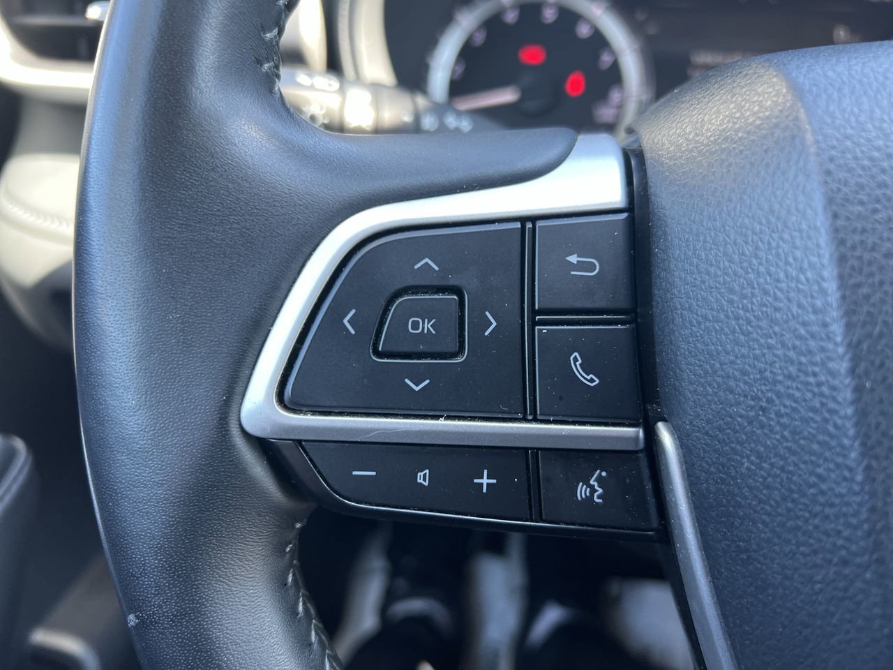 Used 2024 Toyota Highlander LE AWD/4WD image 19