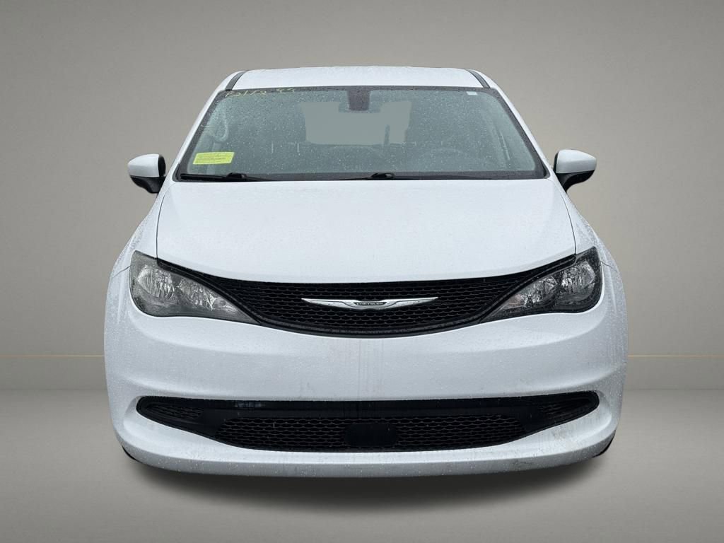Used 2022 Chrysler Voyager LX image 8