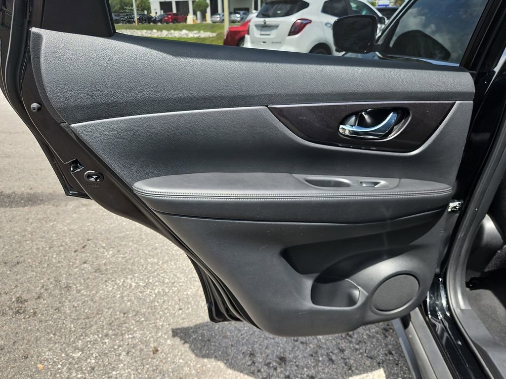 Used 2019 Nissan Rogue SV w/ Premium Package image 15