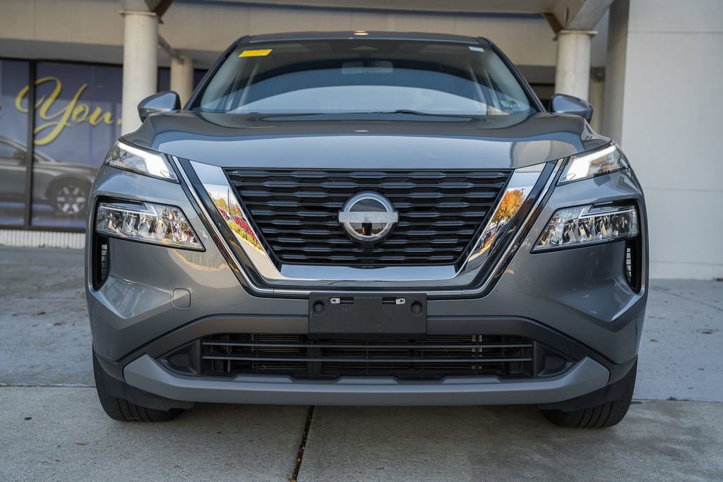 Used 2023 Nissan Rogue SV image 2