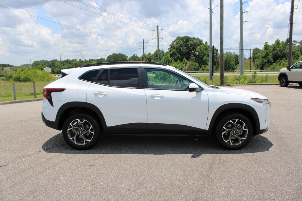 Used 2025 Chevrolet Trax LT FWD image 6