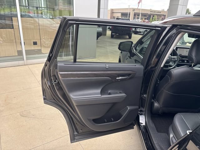 Used 2023 Toyota Highlander Platinum AWD/4WD image 26