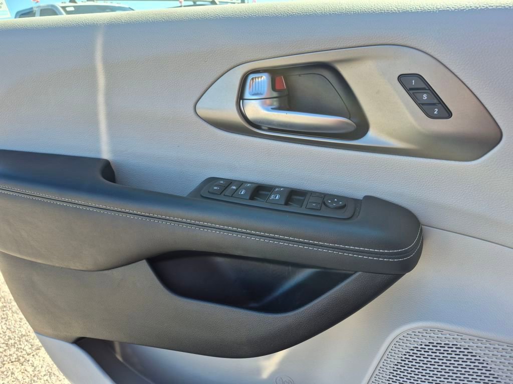 Used 2023 Chrysler Pacifica Touring-L image 18