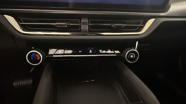 Used 2025 Chevrolet Equinox EV RS FWD image 23