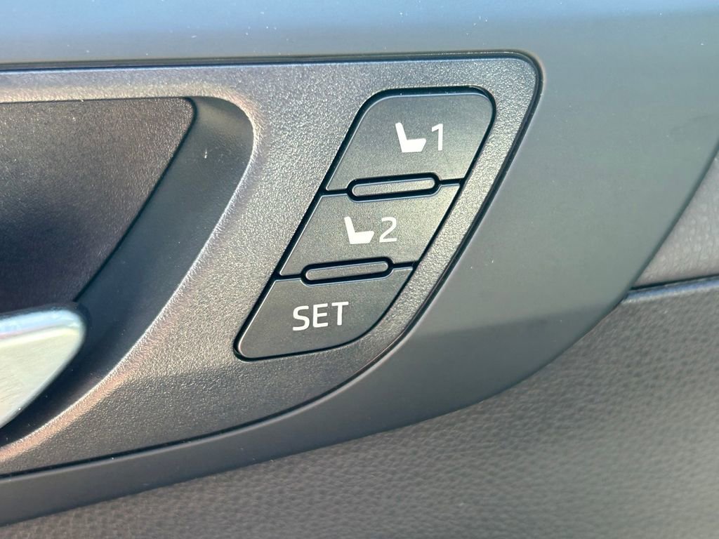 Used 2023 Toyota Highlander Bronze Edition FWD image 29