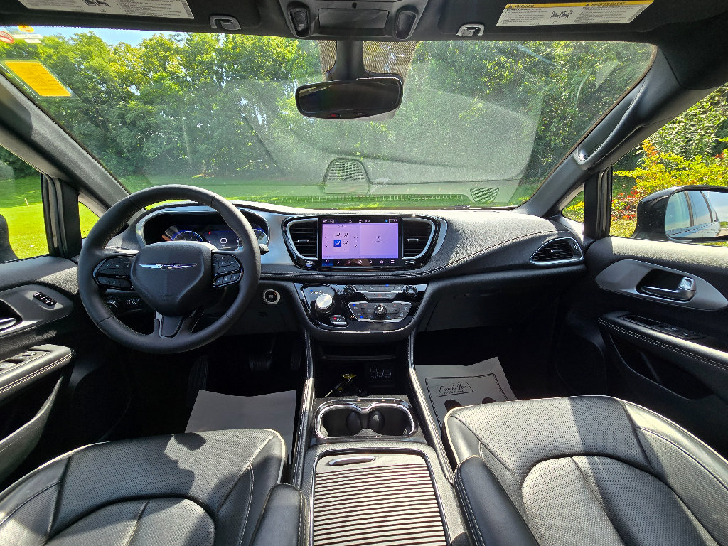 Used 2025 Chrysler Pacifica Limited FWD image 18