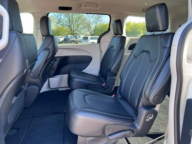 Used 2024 Chrysler Pacifica Touring-L FWD image 3