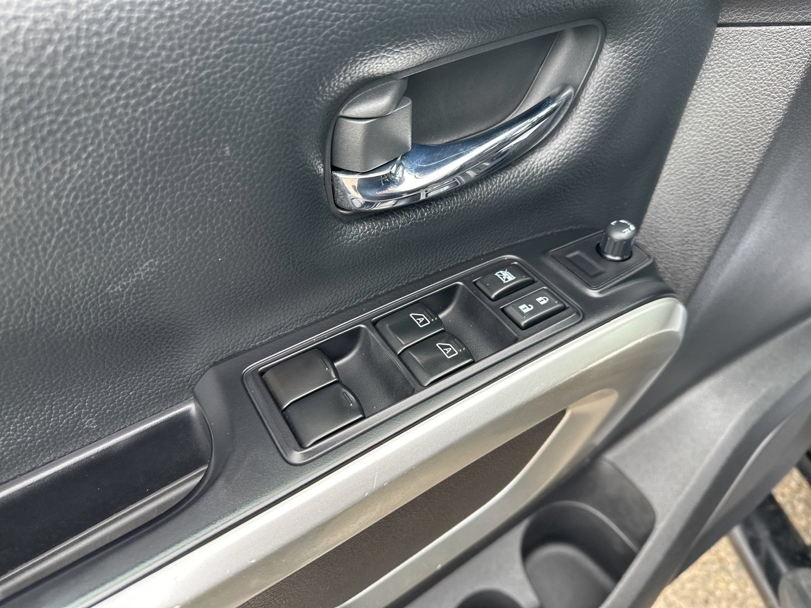 Used 2017 Nissan Titan SV AWD/4WD image 22