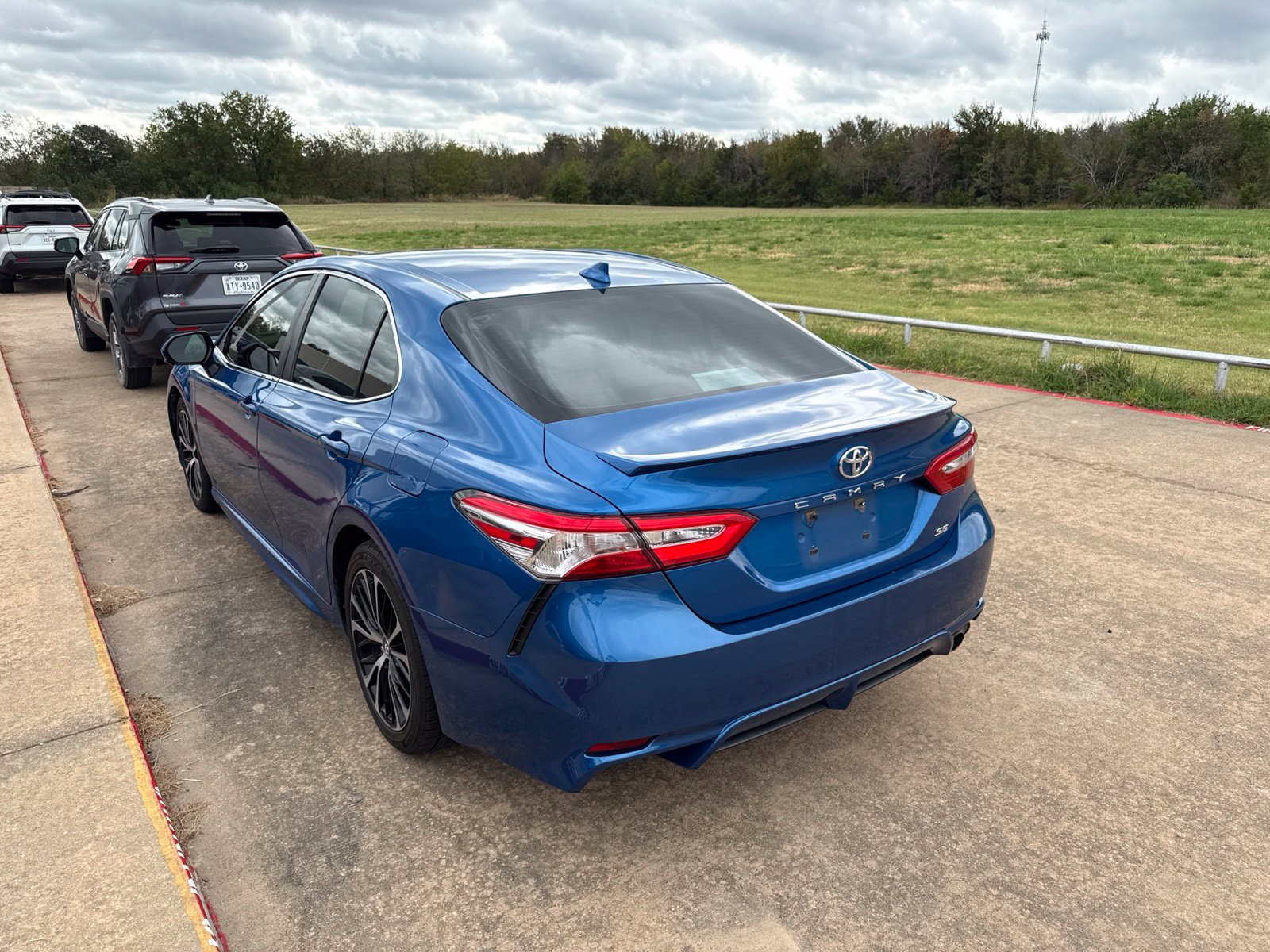 Used 2020 Toyota Camry SE FWD image 5