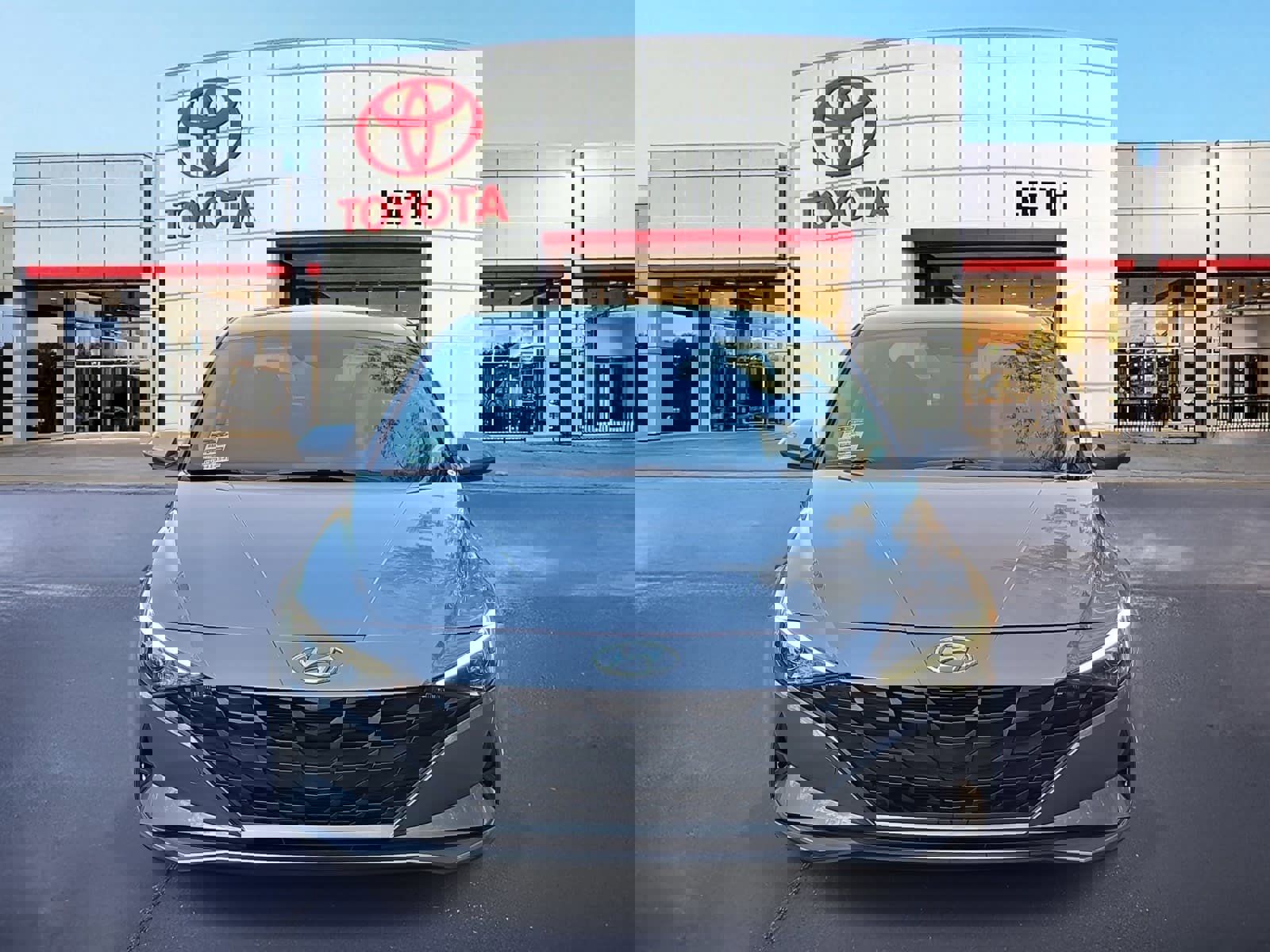 Used 2023 Hyundai Elantra SE image 2