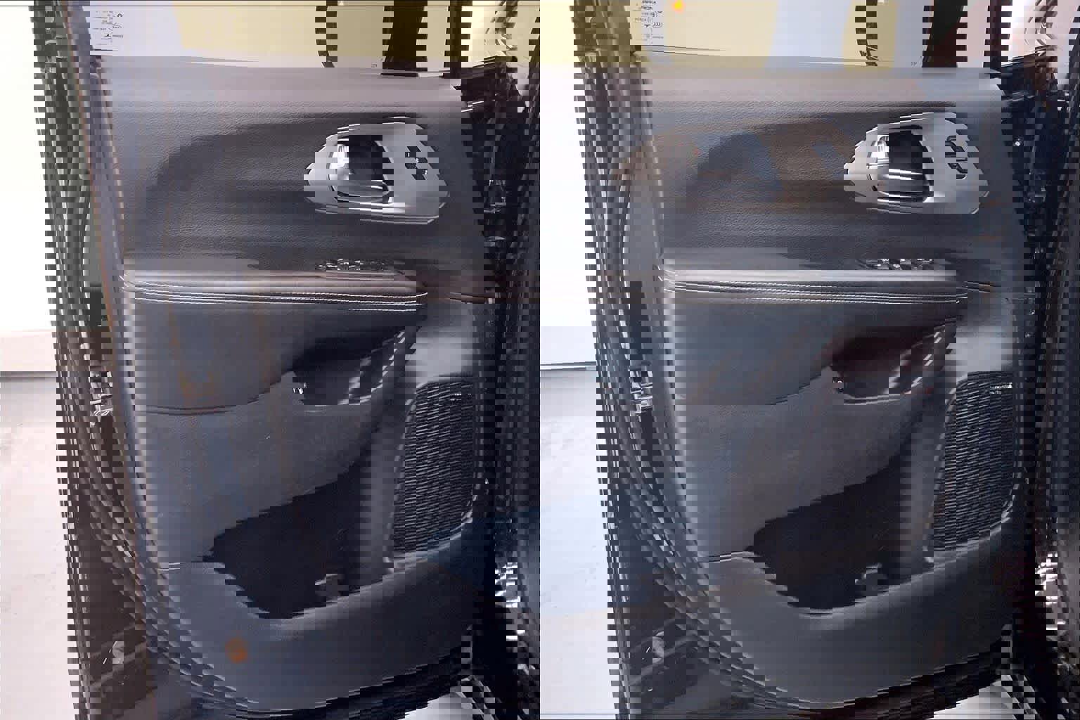 Used 2021 Chrysler Pacifica Limited w/ Uconnect Theater Family Group image 17