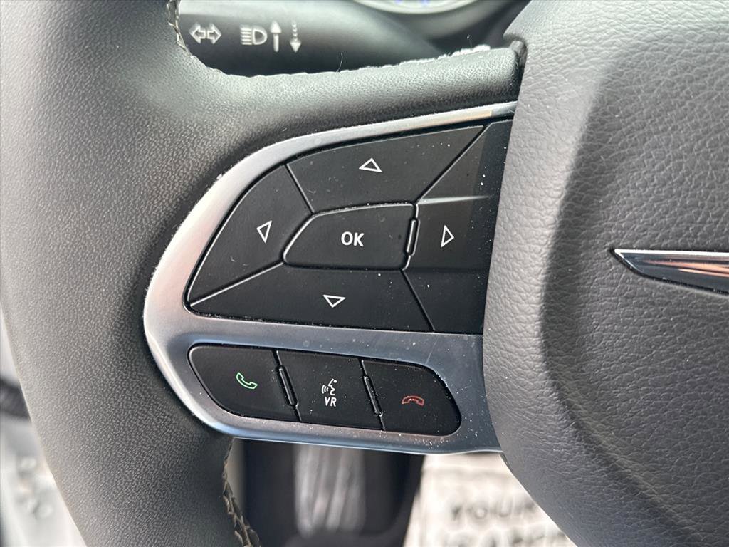 Used 2024 Chrysler Pacifica Touring-L image 18