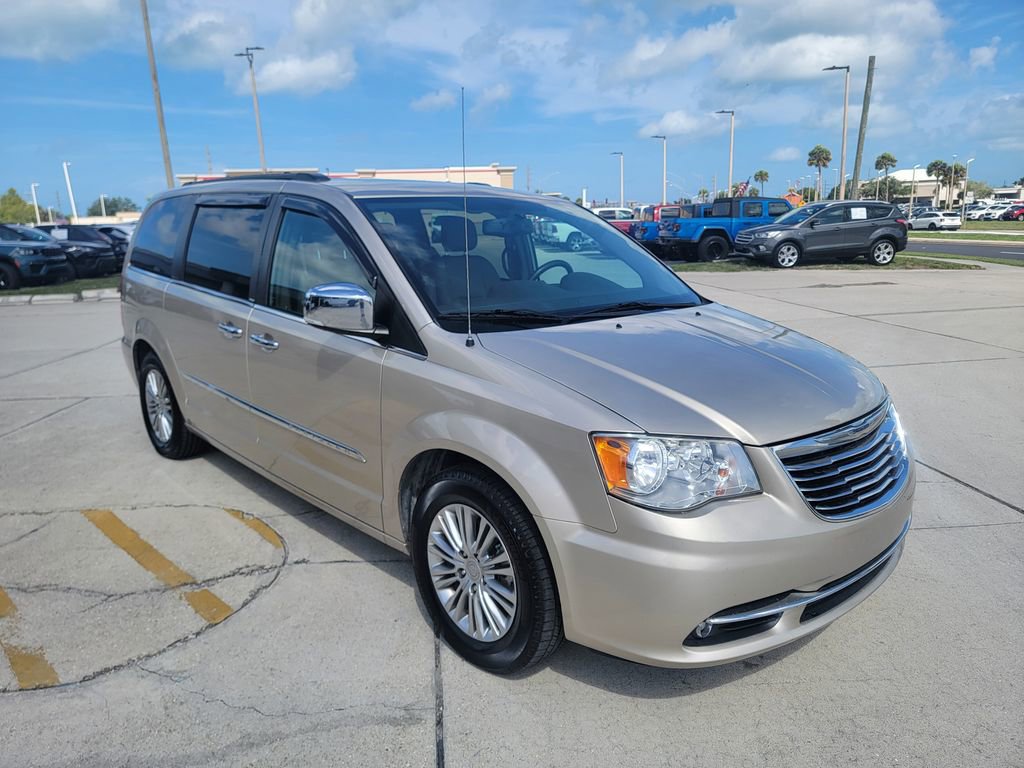 Used 2013 Chrysler Town & Country Touring-L w/ Entertainment Group #2 FWD image 7