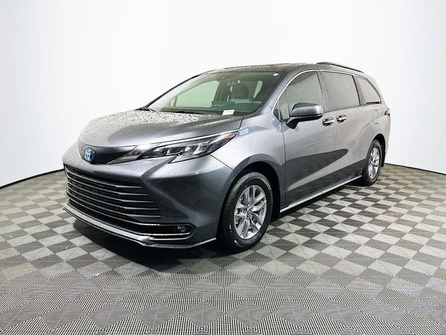 Used 2025 Toyota Sienna XLE image 4
