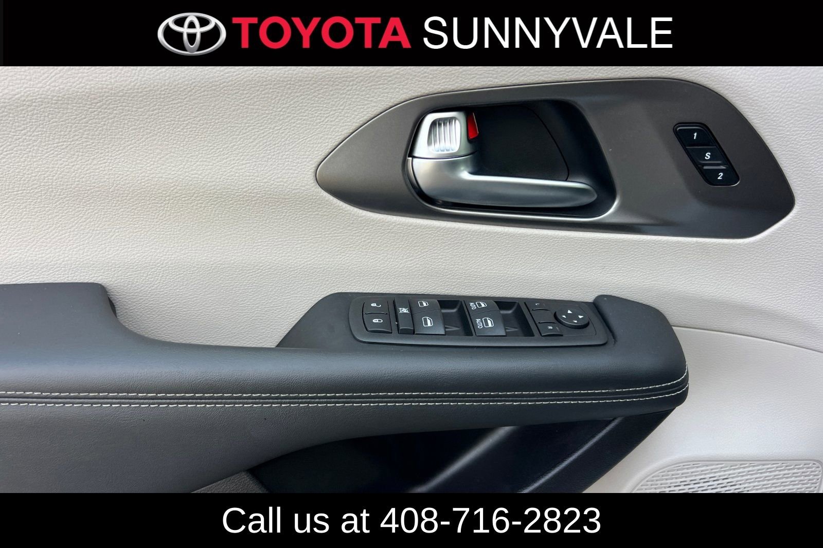 Used 2023 Chrysler Pacifica Touring-L image 15