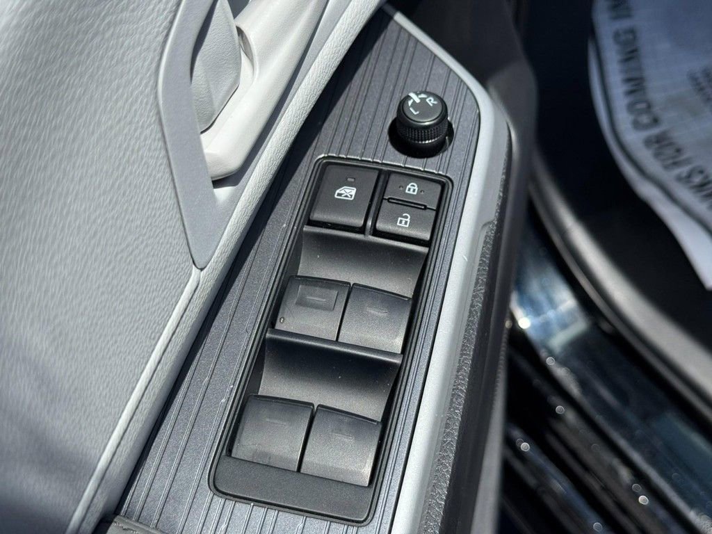 Used 2026 Toyota Sienna LE FWD image 27