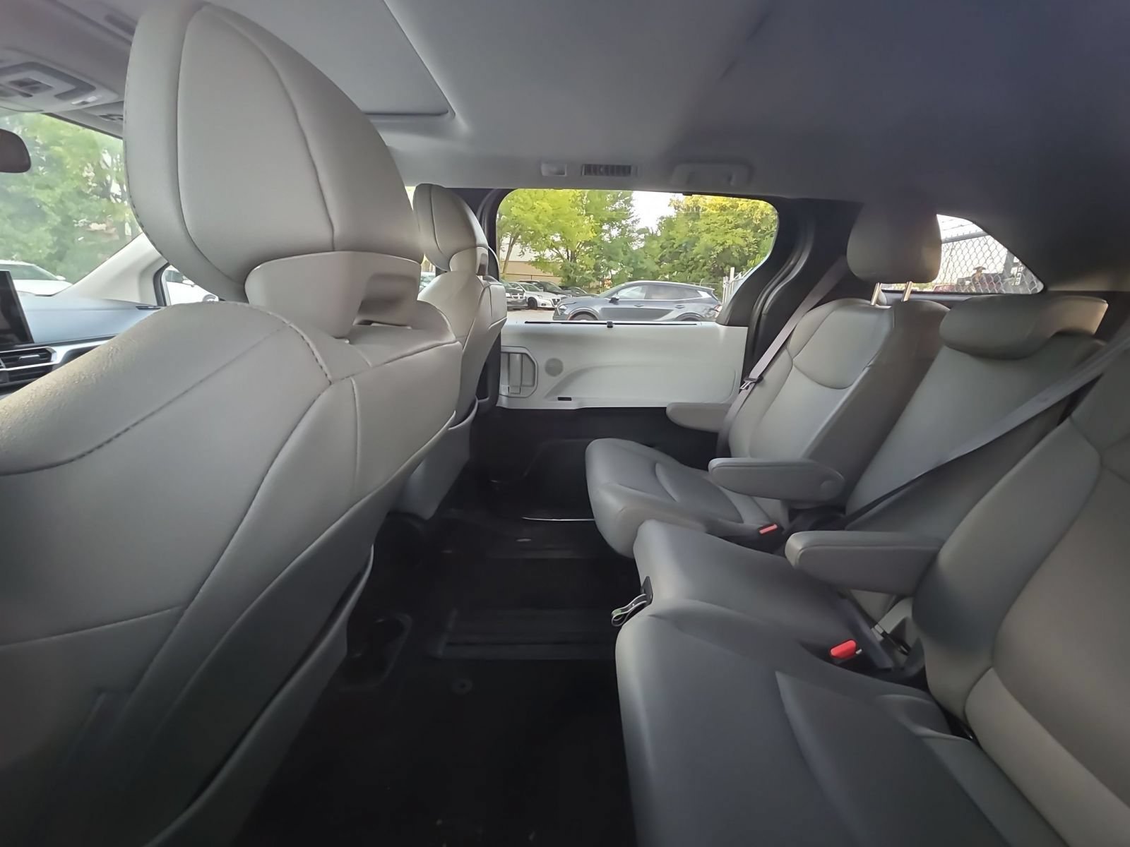 Used 2025 Toyota Sienna XLE FWD image 13