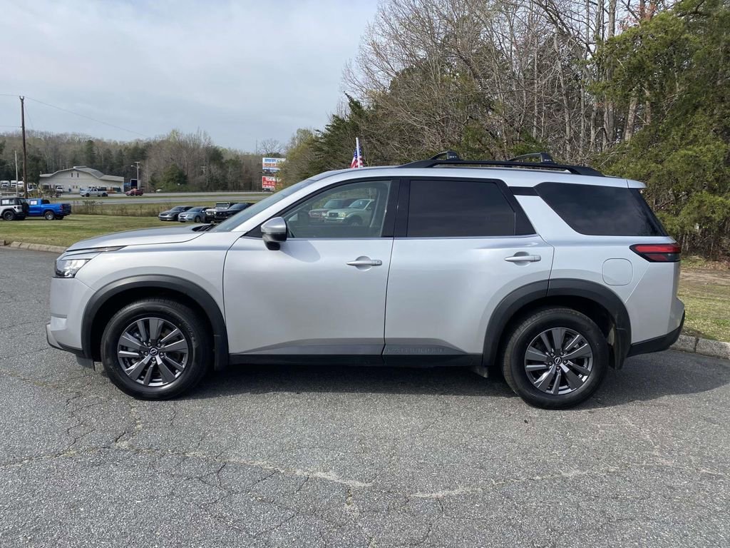 Used 2024 Nissan Pathfinder SV w/ SV Premium Package image 2